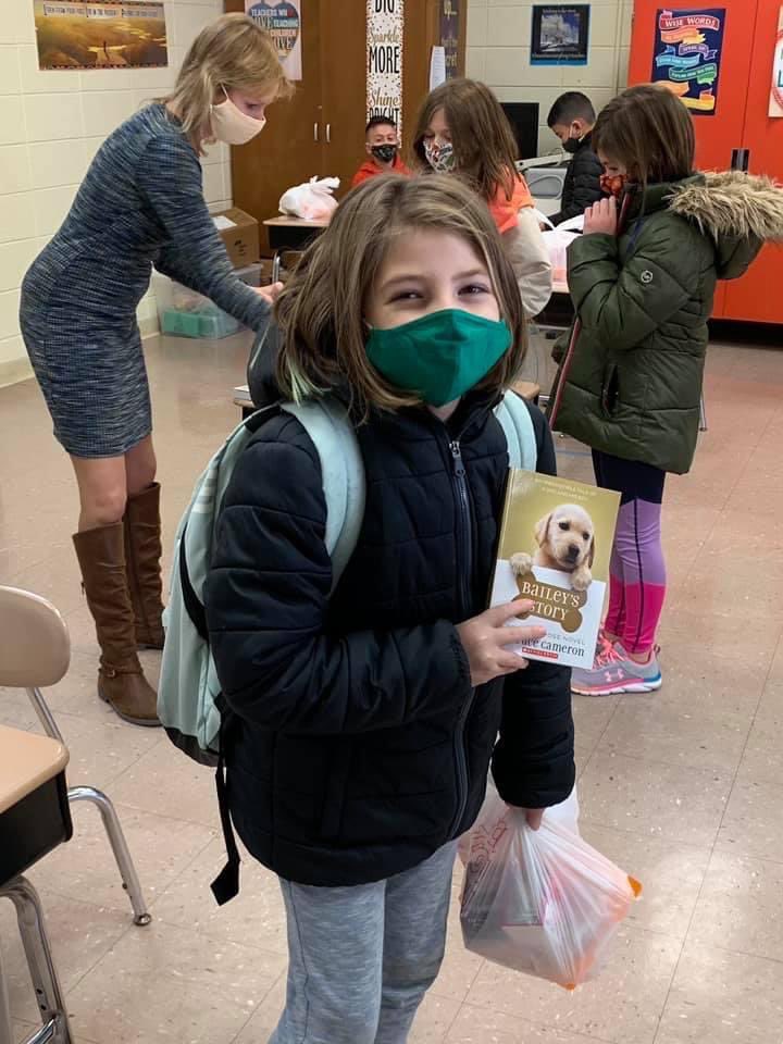 WGLittleTigers's tweet photo. A HUGE thank you to our amazing Hackettstown PTA for providing every single student at Willow Grove with a new book!  They’re so excited to read their books on the snow day!  Virtual students will get theirs at pickup next week. https://t.co/IDaZZpNFpF
