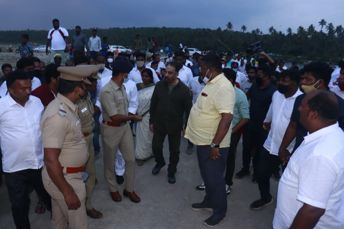 maiamofficial's tweet photo. தலைவர் திரு. @ikamalhaasan அவர்கள் தூத்தூர் மீனவ கிராமத்திற்கு செல்லும் வழியில் அனுமதி மறுக்கப்பட்டு தடுத்து நிறுத்தப்பட்டார்.

தலைவர் 2 1/2 கி.மீ நடந்தே அப்பகுதிக்குச் சென்று மீனவ சகோதரர்களை சந்தித்து அவர்களின் குறைகளை கேட்டறிந்தார். 

#எதுவும்_தடையல்ல
#சீரமைப்போம்_தமிழகத்தை https://t.co/8FNI8o5z86