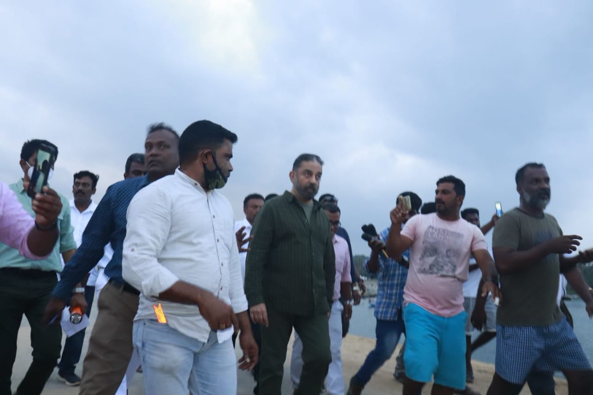 maiamofficial's tweet photo. தலைவர் திரு. @ikamalhaasan அவர்கள் தூத்தூர் மீனவ கிராமத்திற்கு செல்லும் வழியில் அனுமதி மறுக்கப்பட்டு தடுத்து நிறுத்தப்பட்டார்.

தலைவர் 2 1/2 கி.மீ நடந்தே அப்பகுதிக்குச் சென்று மீனவ சகோதரர்களை சந்தித்து அவர்களின் குறைகளை கேட்டறிந்தார். 

#எதுவும்_தடையல்ல
#சீரமைப்போம்_தமிழகத்தை https://t.co/8FNI8o5z86