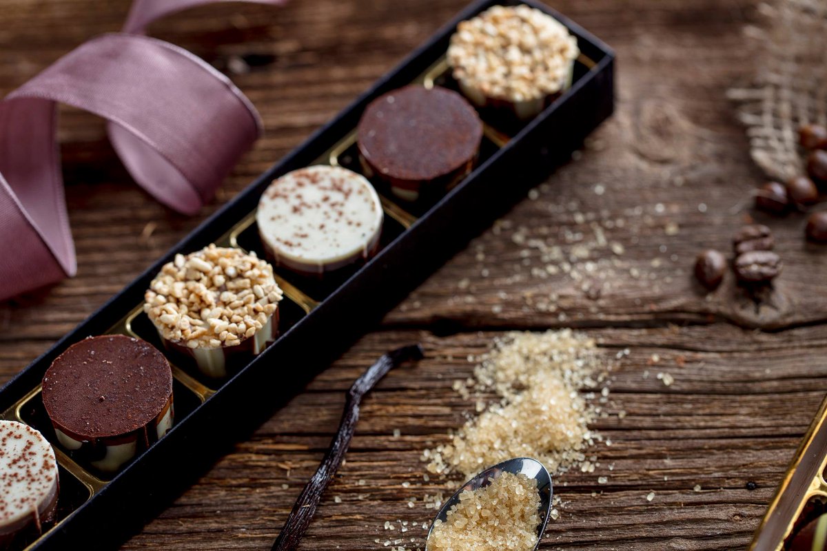 AeschbachChoco's tweet photo. May we offer you some gift tips?
Exclusive pralines and truffles creations and many other delightful gifts are waiting for a new home in our #OnlineShop and boutiques
We're looking forward to your visit
https://t.co/tOQpnRNwed
#AeschbachChocolatier #ChocoWorld #ChocoShop #Advent https://t.co/PzPSMfzYSQ