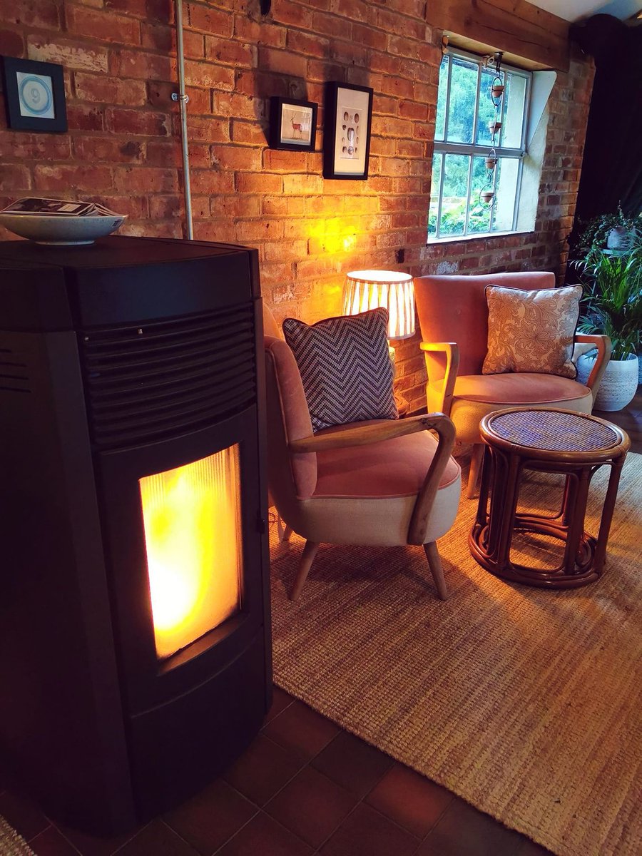 Cosy by the fire.🔥 Enjoy a delicious breakfast, lunch or afternoon tea at the <a href="/KimbridgeB/">Kimbridge Barn</a> over the festive season! 

Closed only Christmas Day and Boxing Day over the Christmas period. 

To book click: idealcollection.co.uk/venues/kimbrid…