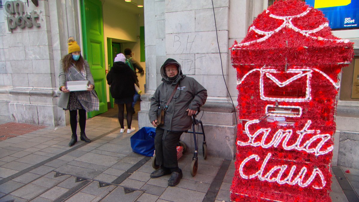 RTÉ Nationwide (@rtenationwide) on Twitter photo <a href="/irishexaminer/">Irish Examiner</a> <a href="/echolivecork/">EchoLive.ie</a> Meet Dave , one of the last Echo Boys in #Cork Selling the Echo & Holly Bough outside #CorkCity GPO for over 20 years.
A familiar Voice, all year round, "Echo, Echo, Holly Bough Echo". Watch <a href="/RTENationwide/">RTÉ Nationwide</a> this evening Wed 16th 7pm <a href="/RTEOne/">RTÉ One</a> <a href="/irishexaminer/">Irish Examiner</a> <a href="/echolivecork/">EchoLive.ie</a> Meet Dave , one of the last Echo Boys in #Cork Selling the Echo & Holly Bough outside #CorkCity GPO for over 20 years.
A familiar Voice, all year round, "Echo, Echo, Holly Bough Echo". Watch <a href="/RTENationwide/">RTÉ Nationwide</a> this evening Wed 16th 7pm <a href="/RTEOne/">RTÉ One</a>