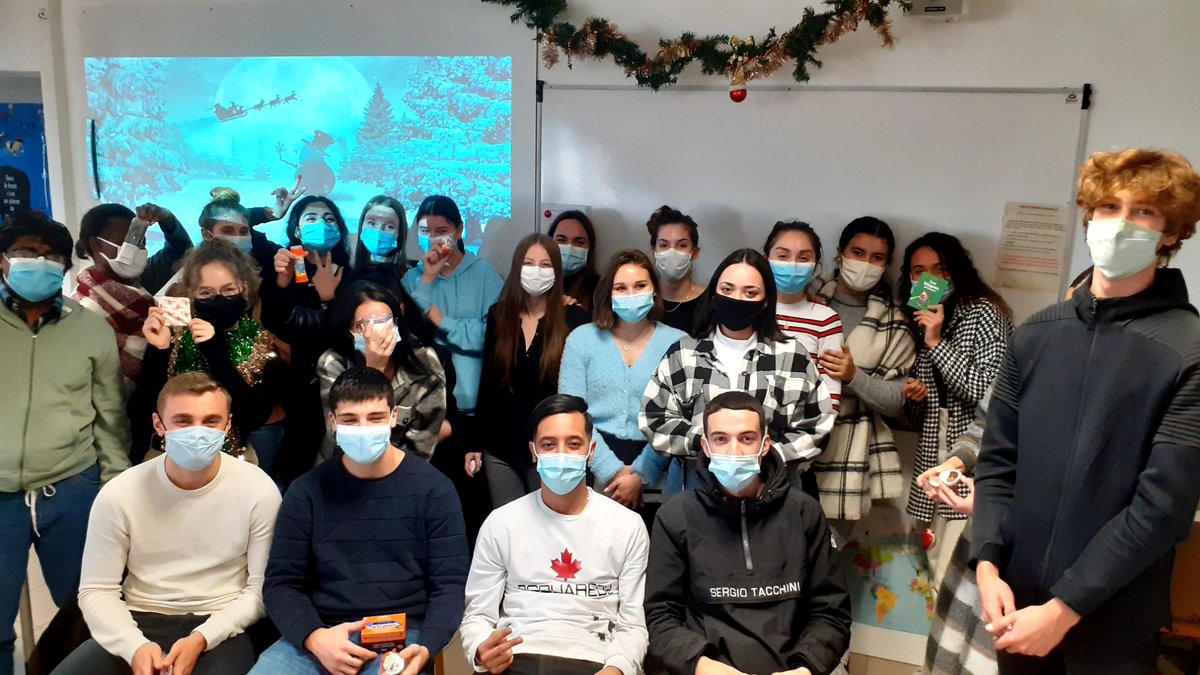 Valprof1's tweet photo. Arbre de Noël du BTS SAM, le père Noël a été généreux ! 
Bonne fêtes de fin d'année à tous ! 🎅 https://t.co/dLWTVPhAtV