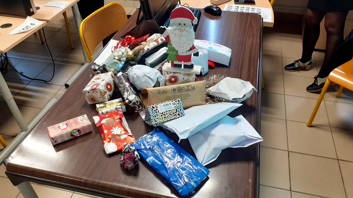 Valprof1's tweet photo. Arbre de Noël du BTS SAM, le père Noël a été généreux ! 
Bonne fêtes de fin d'année à tous ! 🎅 https://t.co/dLWTVPhAtV