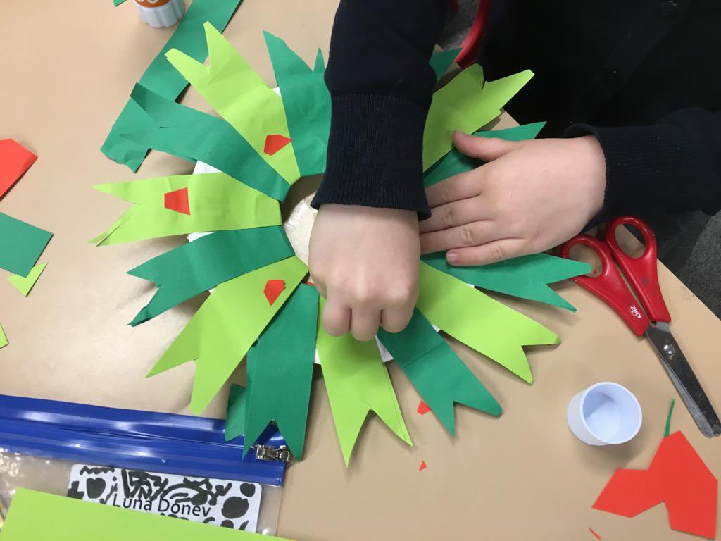 AldermanPounder's tweet photo. Who knew a paper plate could look so festive! We have had so much fun today making Christmas Decorations.  We love encouraging our pupils to be hands on when carrying out creative activities here at Alderman Pounder. #AP12DaysOfChristmas https://t.co/VRYxyaISTM