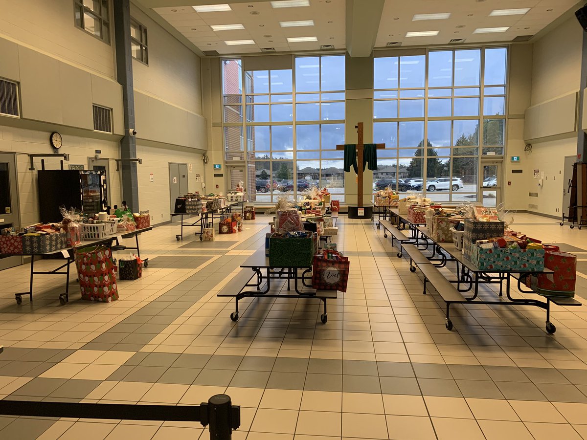 OwnerShane's tweet image. What awesome school community giving back to family’s in need this time of years so proud of kids and staff I work with way to go titans