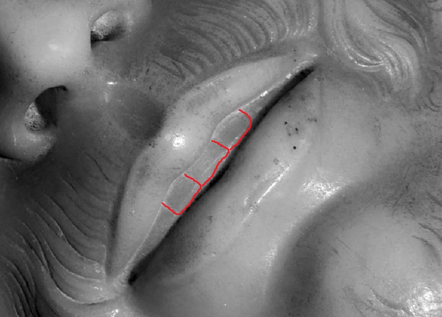 Michel-Ange a rajouté une dent surnuméraire entre les deux incisives centrales maxillaires du Christ. Cette dent en trop est une anomalie qui touche environ 1 % à 2 % des individus. Surnommée « la dent du péché ».Représentant des démons ou des personnages liés au Mal.