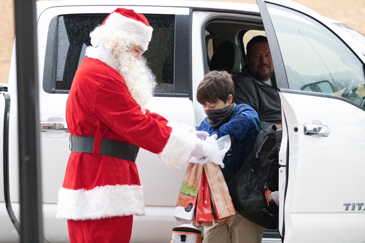 JCSeagles's tweet image. Elementary students were greeted by a special visitor this morning when they arrived at school!