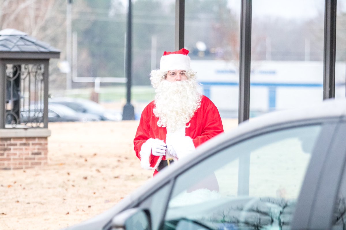 JCSeagles's tweet image. Elementary students were greeted by a special visitor this morning when they arrived at school!