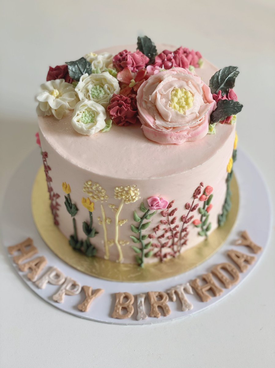 AliZidhna's tweet photo. Floral buttercream cake 
#cakelovers #buttercreamcakes #maldivesbaking  #islandbaker https://t.co/9KS7s7oKtE