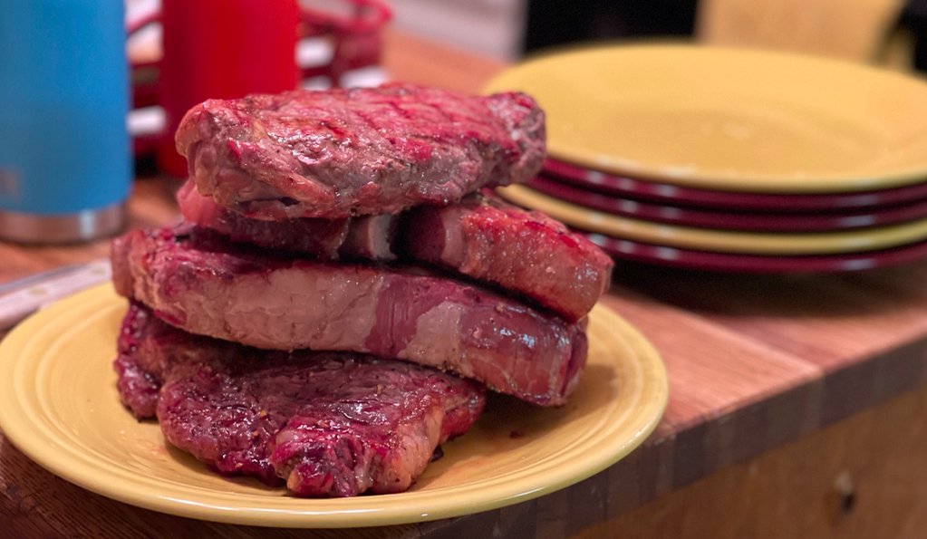 (3/8)Charcoal-grilled steak or bunless burgers with bacon and cheese are a weekly choice