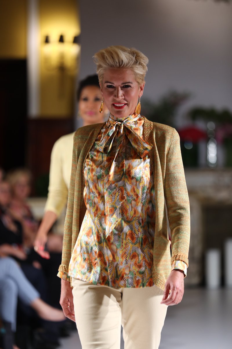 AndreaJanke's tweet photo. https://t.co/BIOc0kPO39 - Exquisite couture and knitwear styles by @MDegenring exclusively manufactured in ateliers near Cologne - 'Fine Knitwears by Mahi Degenring' - presented during the 4th Edition of #MahiDegenringCouturexCHOPARD2019 X @Chopard  High Jewellery - enjoy! https://t.co/3vIdEFxleC