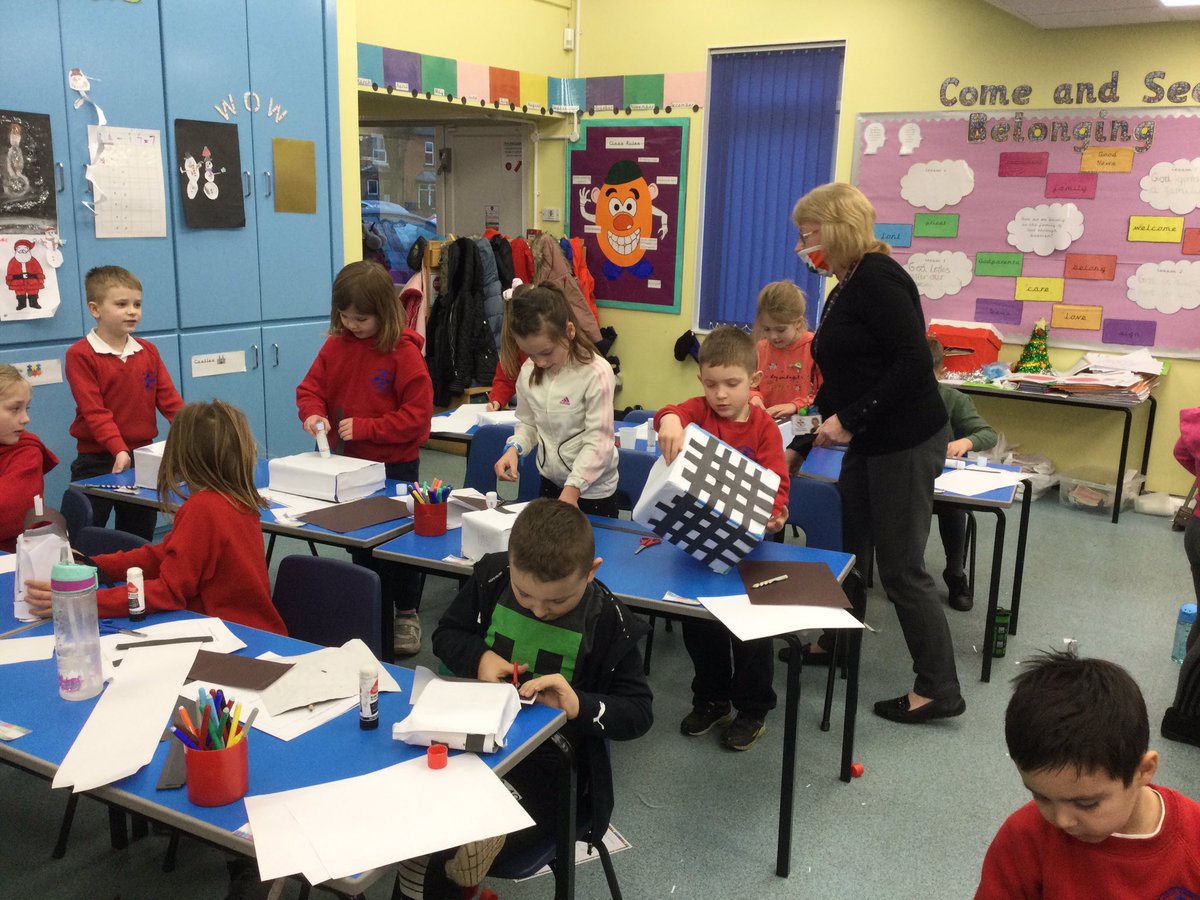 HTAClassWebster's tweet photo. We have had a great DT today recreating Tudor houses! We learnt about the timbers and daub and tried to reflect this in our creations. #HTADT https://t.co/lKx0L4lYHW