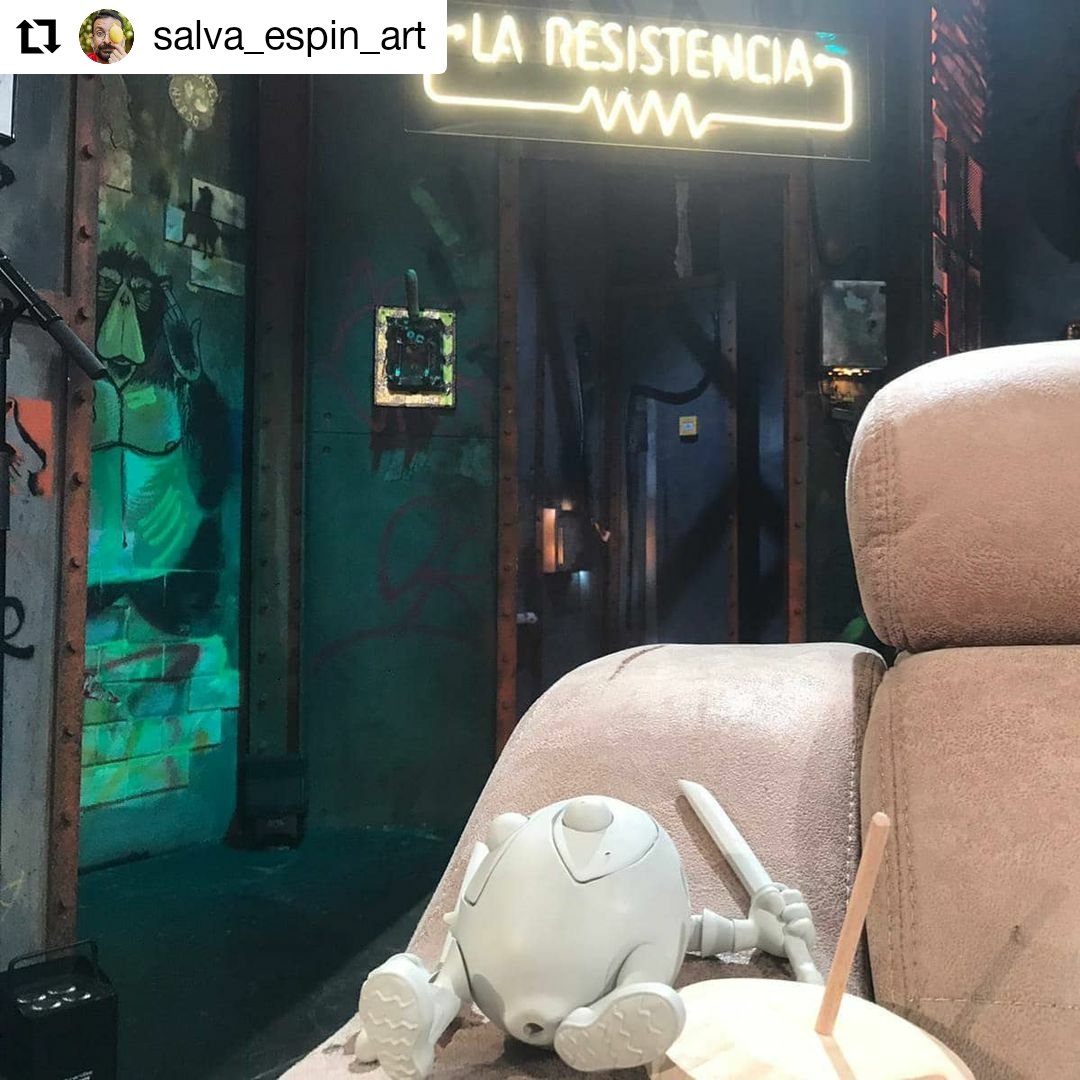 SalvaEspin's tweet photo. #LimonPool para @albertochicote encontrado bajo el sofá de @LaResistencia
Confirmamos que no sobrevivió a la última entrevista 🤦♂️🍋
Me hago responsable de la #liada. No es sencillo el manejo de #super-limones. Yo lo puse en manos de @davidbroncano así a lo loco😬🙏 https://t.co/5fucCnTEQb