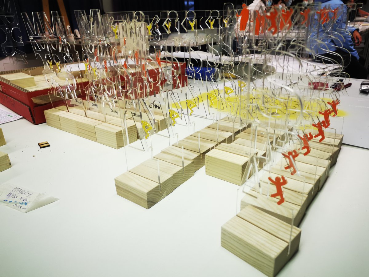 Les élèves préparent les trophées qui seront remis aux élèves qui ont obtenu une mention au DNB, CAP, BAC, BMA