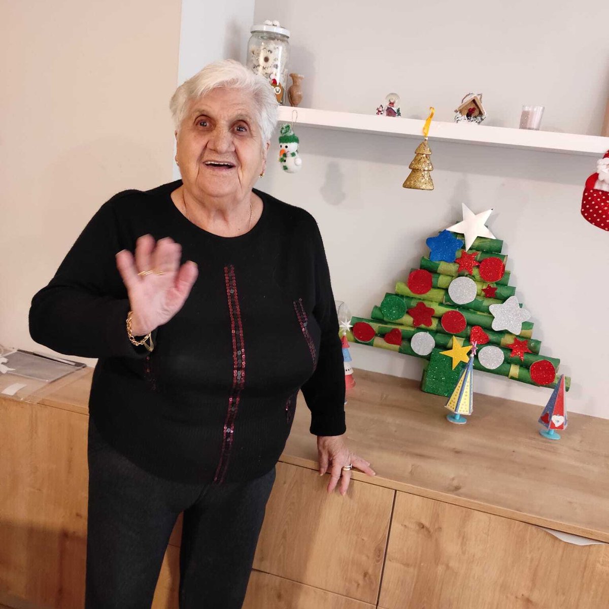 ResiMontblanc's tweet photo. NADAL | Les persones ateses a la Residència Mont Blanc s'han esmerçat per ajudar a decorar-la i han començat a fer les felicitacions de Nadal. Ens estan quedant uns espais i unes nadales prou boniques, no trobeu? Ara, seguiu les novetats de la Mont Blanc a @StAndreuSalut! https://t.co/qgnCwuNCLk