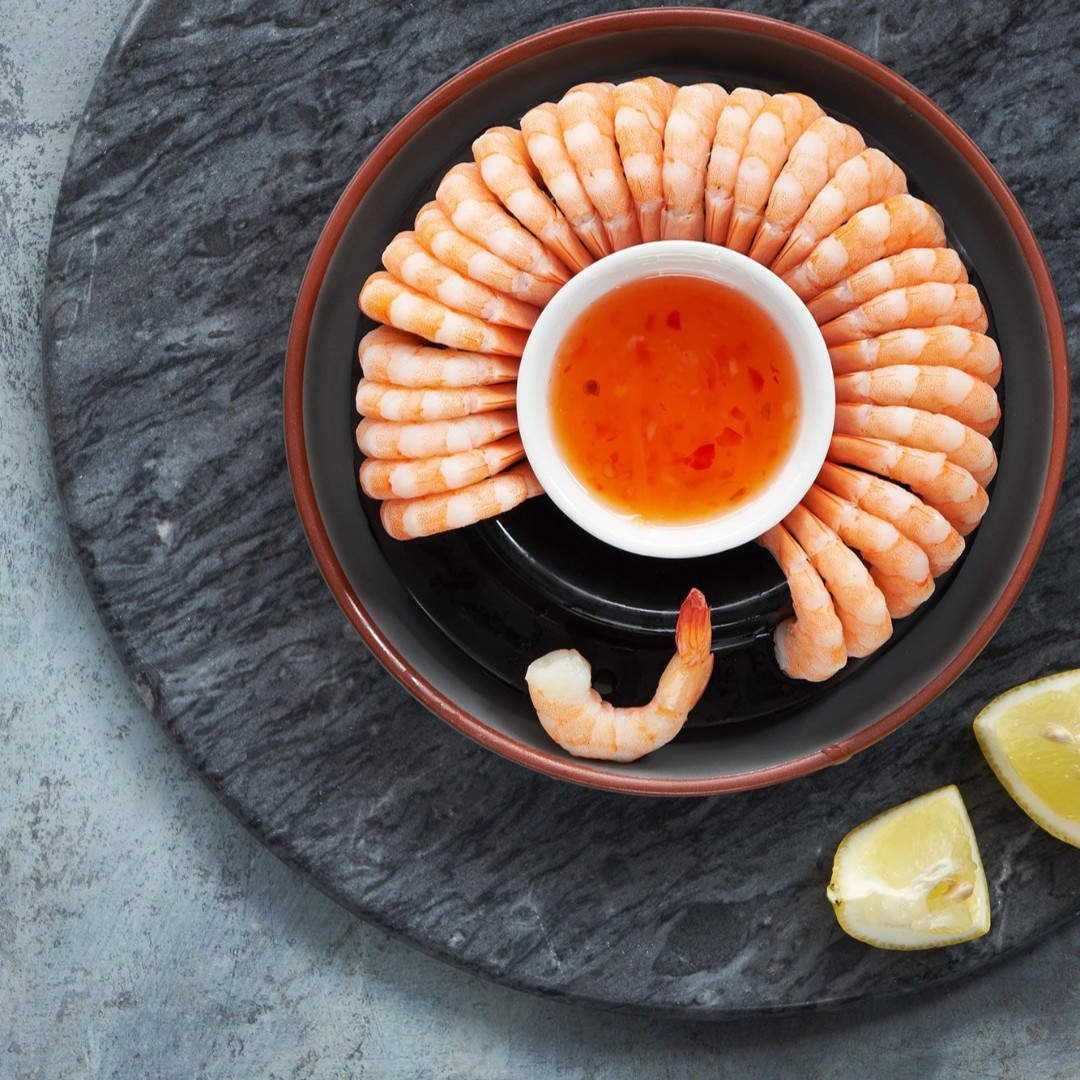SykesSeafood's tweet photo. A catering favourite, our #ClearSeas tail-on pre-cooked and ready-to-eat king prawn ring.
#kingprawn #prawns #readytoeatfood #buffetfood #goodfood #chefsandfood #wholesaler #yummy #chef #dining #food #lunch #dinner #restaurant #seafood #frozenseafood #frozenfish https://t.co/xyp427ZFTV