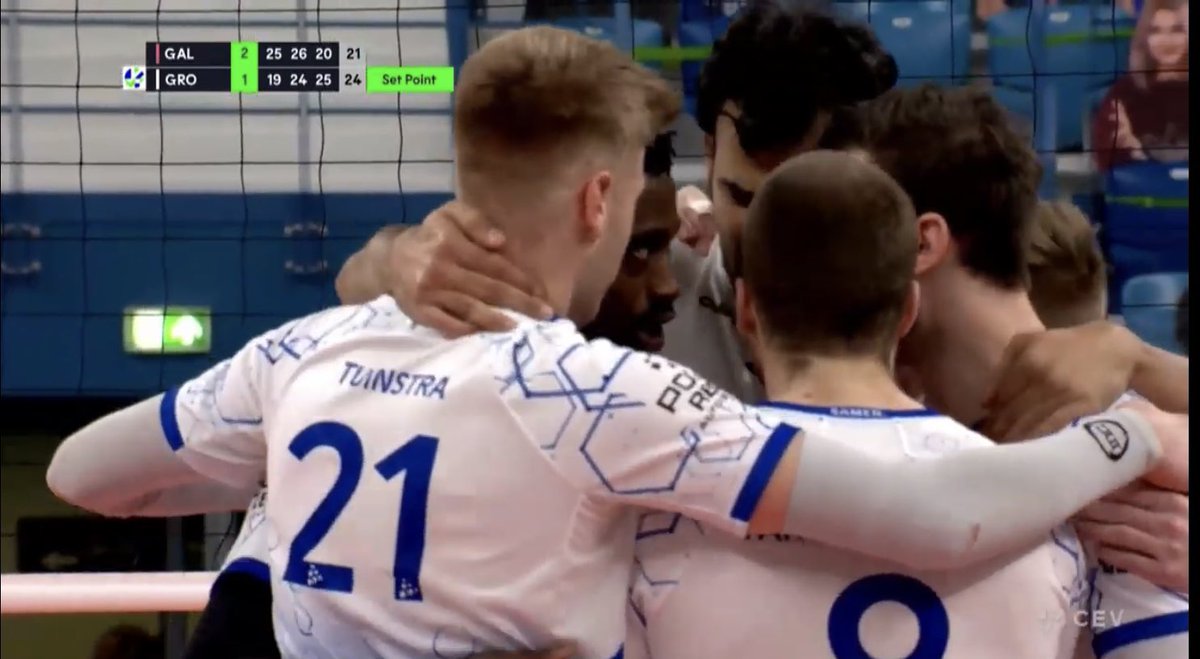 LycurgusVolley's tweet photo. 🏐💪🏻Yesss volledig terug in de wedstrijd. Weer Cross die het afmaakt na een spannende vierde set. Aan het eind doorgedrukt; 25-21. De #bluearmy💙 heeft het momentum. 2-2 in sets. Op naar de vijfde set tegen Galata Arcadi. #SAMENnaarMoskou #Nedmag #Amysoft #Witec #Dok4 #GAPAcademy https://t.co/4IS58HeSXu