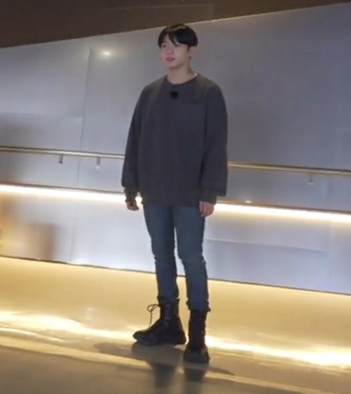 Jungkook as the emoji; a thread