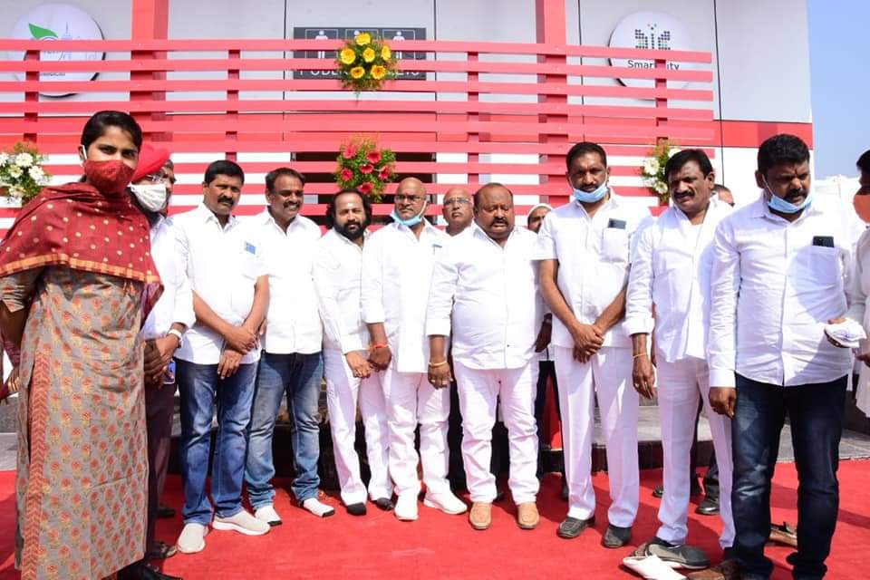 HelpMck's tweet photo. కరీంనగర్ నగరంలో నూతనంగా మాడ్రన్ పద్దతిలో ఉజ్వల పార్కు వద్ద, కలెక్టరెట్ కార్యాలయం వద్ద, అంభేడ్కర్ స్టేడియం వద్ద నిర్మించిన 3 స్మార్ట్ పబ్లిక్ టాయిలెట్స్ ను మంత్రి గంగుల కమలాకర్.. @MC_Karimnagar 
@Collector_KNR
 @KTRTRS 
@GKamalakarTRS
 @SunilYadagiri https://t.co/u4JRGPRx1Z