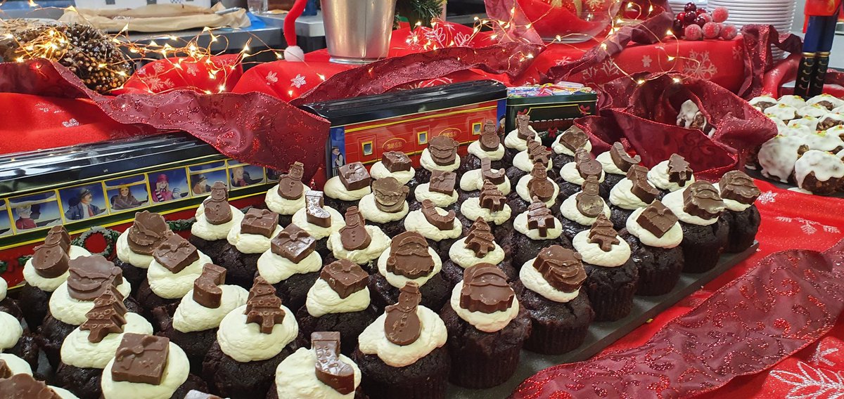 #christmaslunchday at <a href="/Callicroft/">Callicroft Primary</a> today 🎄🎄

270 tummies now full of festive cheer and with a little gift donated from local  companies (<a href="/LidlGB/">@LidlGB</a>, <a href="/Tesco/">Tesco</a>) and kitchen staff 
@TaylorShawUK <a href="/olympustrust/">Olympus Academy Trust</a>