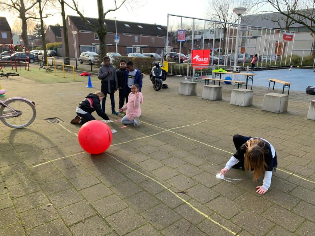 Scholarshippers en combinatiefunctionaris maken Krajicek playground schoon om daarna met kinderen uit de wijk Buytenwegh te voetballen! #samenmakenwijdewijk #buitengeluk #buytenwegh #sportenspel