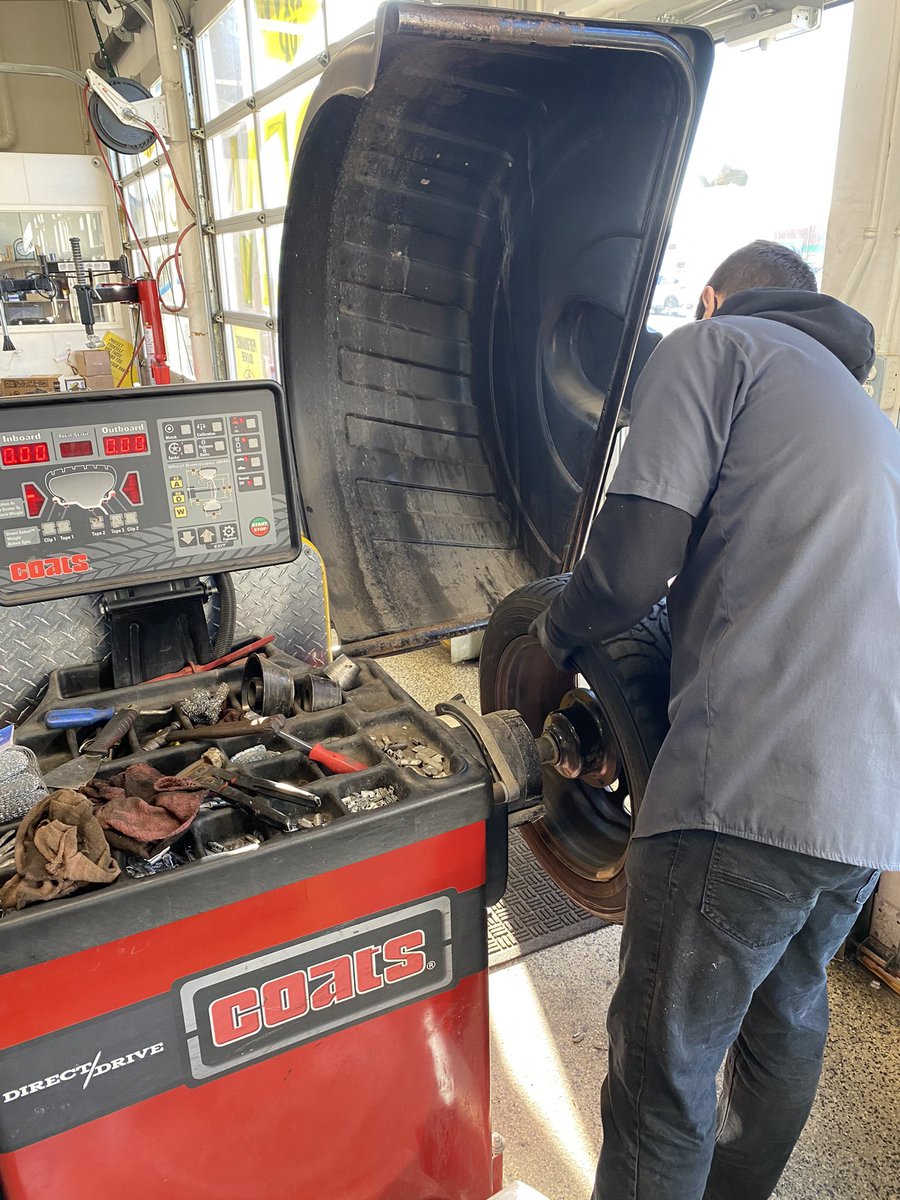 John_E_MacLean's tweet photo. Out visiting a @lockviewhigh co-op student on his last day. Lots of tires being balanced today as @jiffylube Larry Uteck helps HRM prepare for the snow coming tomorrow. Big thanks to his mentor Jonathan. #FutureMechanic https://t.co/h5PRXhQG1G