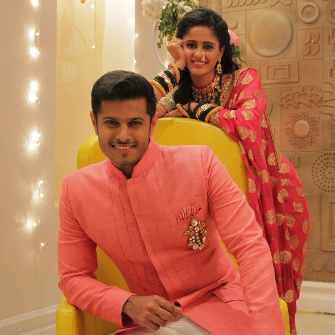 STARTVUK's tweet photo. #BTS #ActorsLife #OnTheSetsOf #GhumHaiKisikeyPyaarMeiin #Sai #Pakhi #Virat #LoveTriangle⠀⠀
⠀⠀
Keep Watching #GhumHaiKisikeyPyaarMeiin Mon-Sat 9pm (UK) Only on #StarPlus
Available on #Sky705 #VirginMedia803 #YuppTV
#NeilBhatt #AyeshaSingh #aishwaryasharma @STARTVUK https://t.co/OBlfPU2iYd