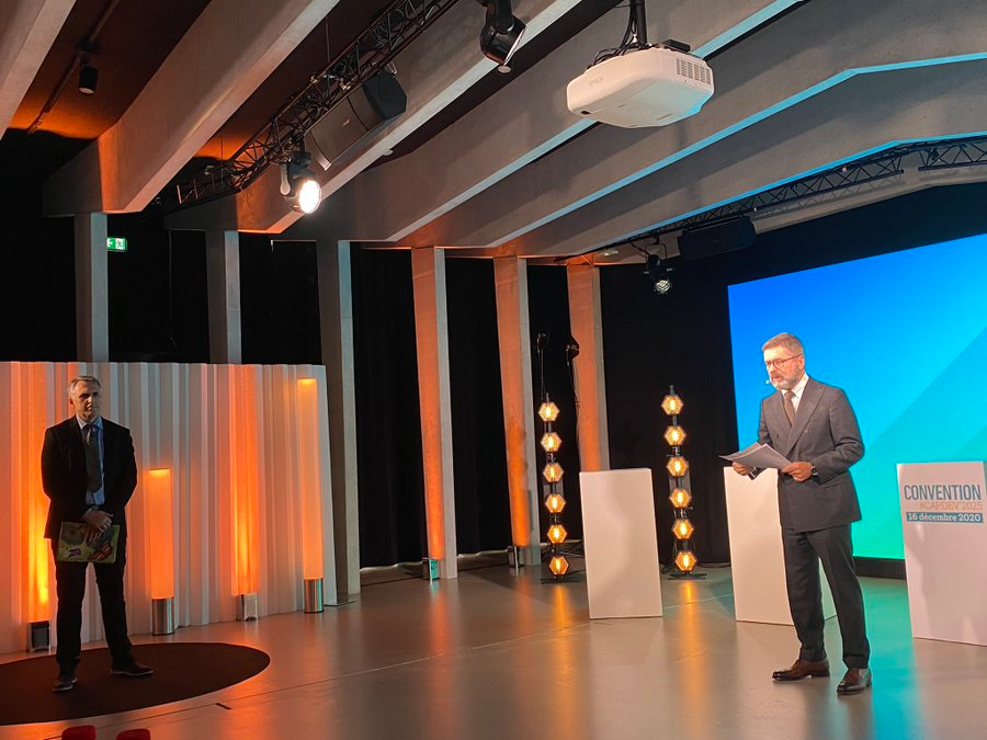 ChambagriFrance's tweet photo. [Convention #Capdev2025] @eddyfougier ➡️"La communication positive c’est de la bienveillance , de l’humain, de la confiance face au « marketing de la peur »
Ici en direct : https://t.co/mKhxhZeq06 https://t.co/fZWe0Ou7iW
