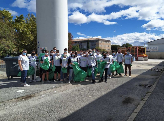 Citoyens: Vendredi 25 septembre 2020, les 3emes A option Croix-Rouge et les élèves en signalétique et décors ont participé à l’opération Nettoyons la Nature. En 1h, 2000 litres de déchets ont été ramassés dans et aux abords du lycée.