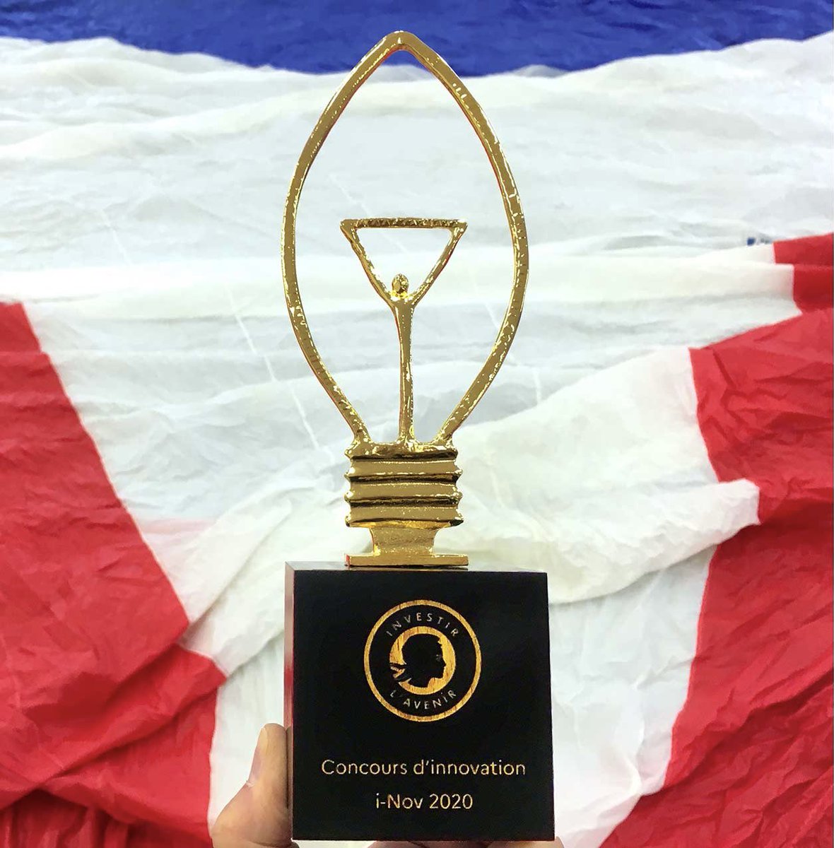 solar_cloth's tweet photo. -Fière de cette distinction 🤩
-Fière d’avoir le label du « Programme d’investissements d’avenir » 🤩
-Fière de la reconnaissance de l’Etat pour notre innovation 🤩

Merci au Premier ministre et à ses services pour ce diplôme et ce trophée. 🏆 
 #innovation  #solarpv  #energy https://t.co/f7CKpj7njd