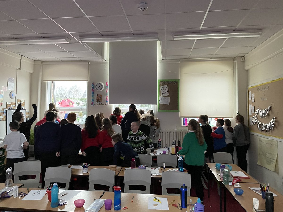 ChagallClass's tweet image. What a lovely festive afternoon! Christmas dinner, Panto with treats, a visit from Santa and even a few gifts too! **Oh no he didn’t! Oh yes he did!** 🎄🎅🏻🎁