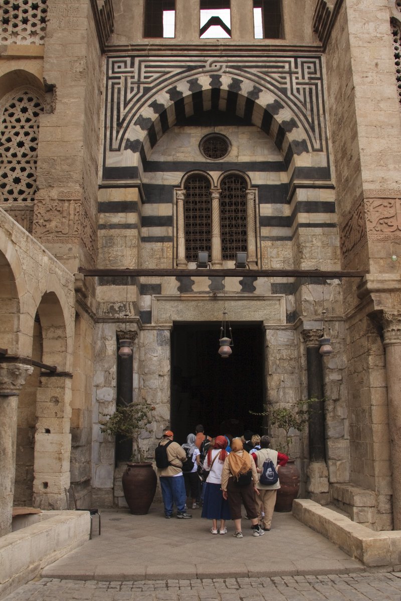 In this, they were disappointed. There was one public hospital in all of Cairo, the māristān al-Manṣūr, which was described as being in a “dilapidated” state. (picture: the māristān of Sultan Qalāwūn, 1284/5). (13/23)