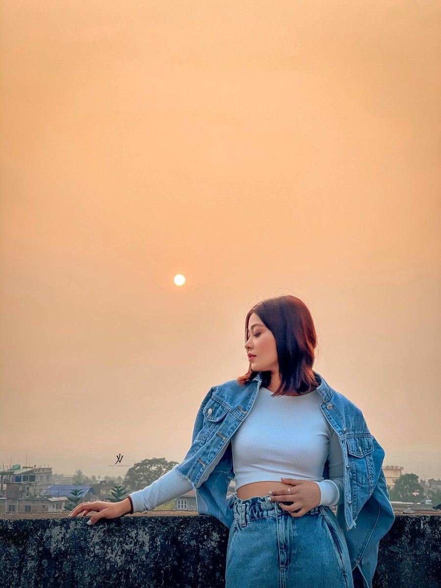 AfreenRiza17's tweet photo. “Even the sky falls in love to pick you up!” https://t.co/0aqIH5Aatg