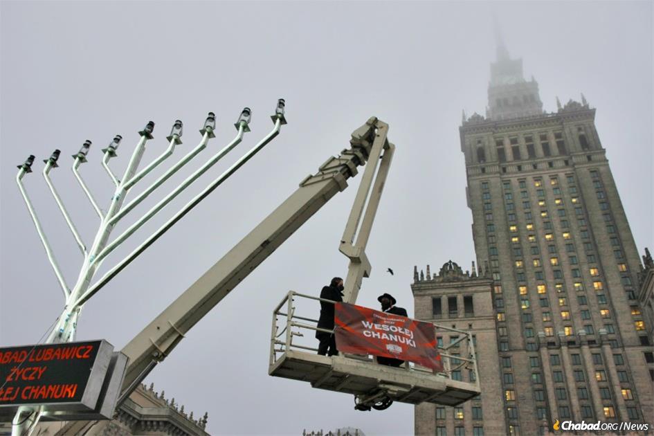 Thread of amazing menorah lightings around the world so far.Reply with pictures of your menorah!Warsaw, Poland Read More:  https://www.chabad.org/news/article_cdo/aid/4979356/jewish/Warsaw-Menorah-Lighting-Completes-Circle-for-Mayor-and-Polish-Jewish-Expat.htm#utm_medium=social&utm_content=desktop&utm_source=twitter