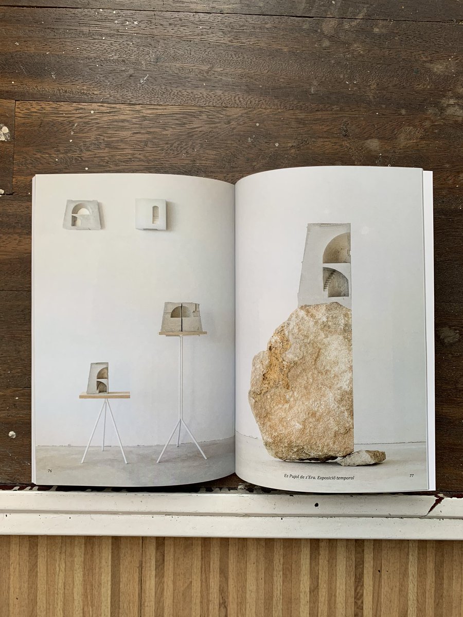 Me acaba de llegar el catálogo del proyecto “Fragments d’Arquitectura” del arquitecto Marià Castelló y es una maravilla. Lástima no poder dar un salto hasta Formentera para verla en persona...