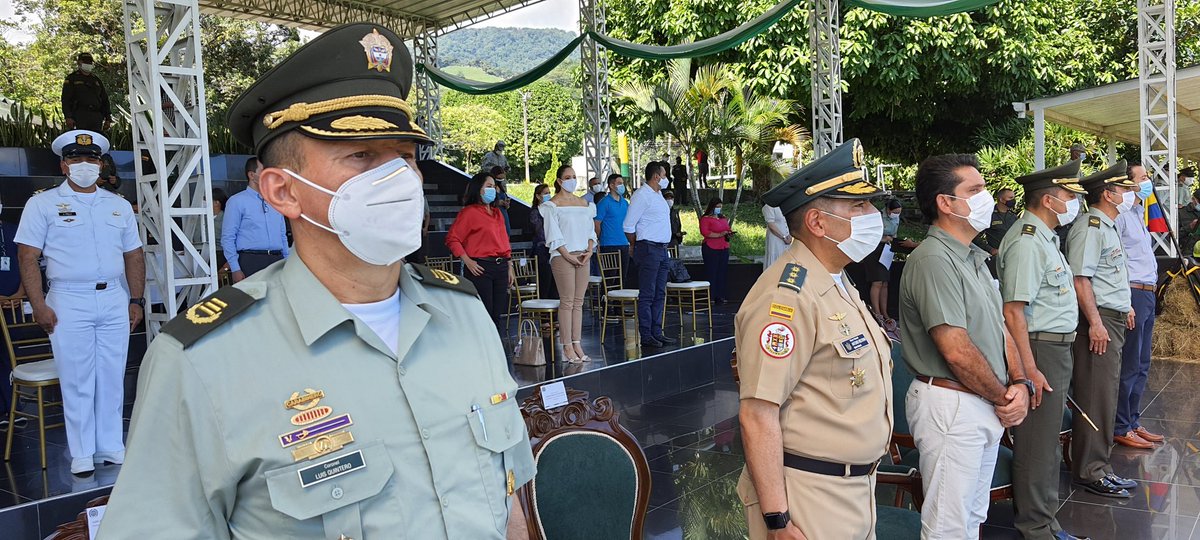 PoliciaVillavo's tweet photo. #AEstaHora atendiendo con las medidas de bioseguridad, en el campo de paradas de la #ESECU en conjunto de @JuanGZuluaga, @region7policia y @PoliciaMeta ceremonia #129AñosDeMiPolicía
#OrgullosamentePolicía https://t.co/xjtBLt2bBl