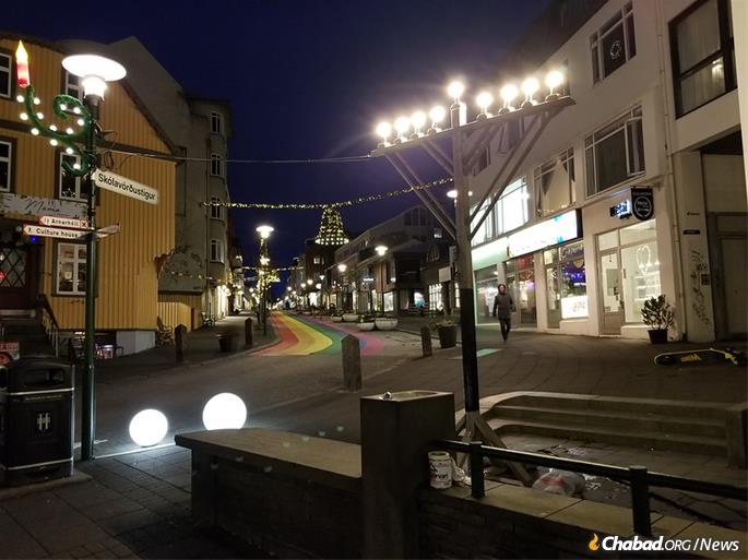 A lovely moment captured by  @chabadicelandReykjavík, Iceland Read More:  https://www.chabad.org/news/article_cdo/aid/4972146/jewish/Let-There-Be-Light-First-Night-of-Hanukkah-2020-in-Photos.htm#utm_source=twitter&utm_medium=social&utm_campaign=tw_en