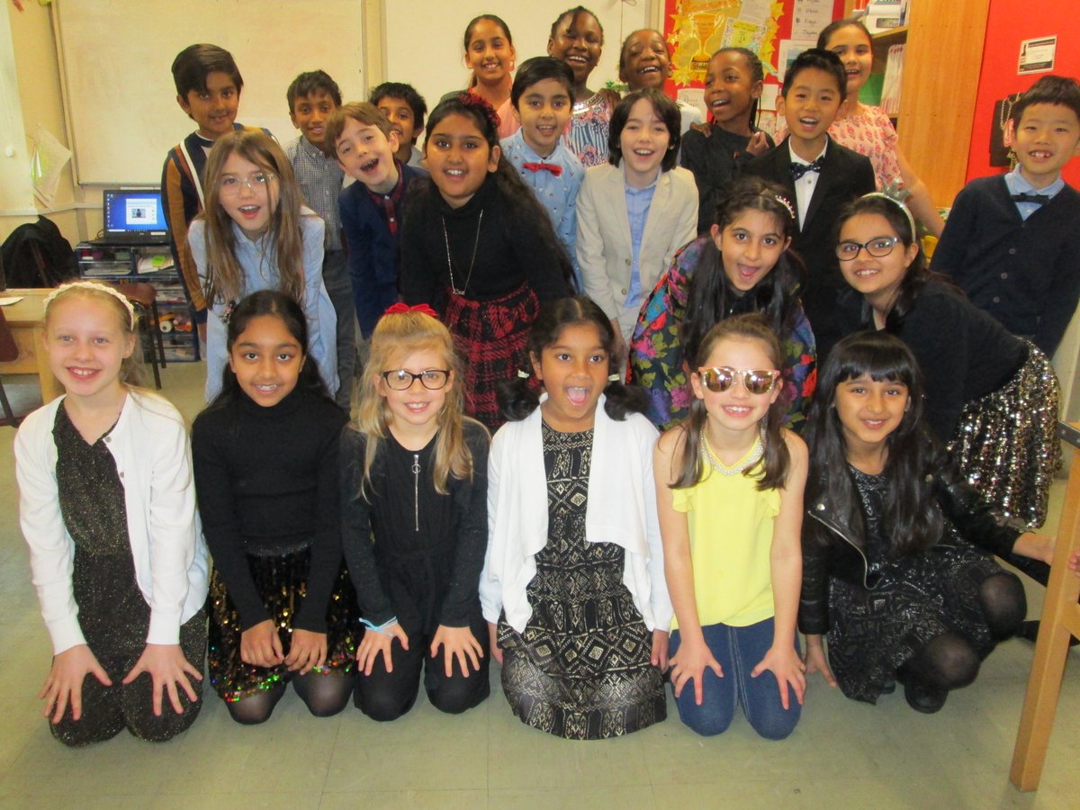 Monikara02's tweet photo. Year 4 were dressed to impress for their Christmas dinner today!  @TheShrubberySch #Christmas https://t.co/hqZLTc92ac