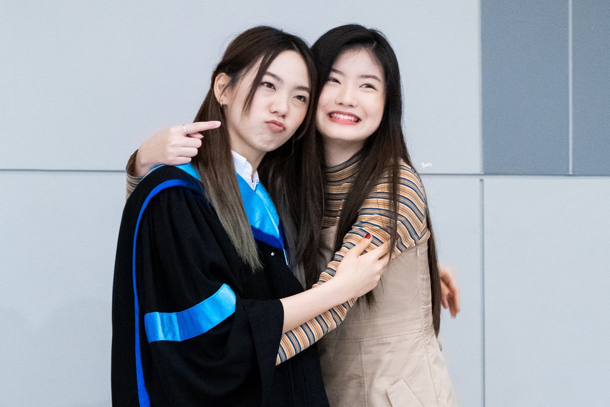 pocketsfanpage's tweet photo. ปัญและลูกสาวของเค้า🦈🐥💕
#PUNsGraduation
#ViewPocket #ViewFinder #ViewBNK48 #PunBNK48 https://t.co/DZY3YPiExJ