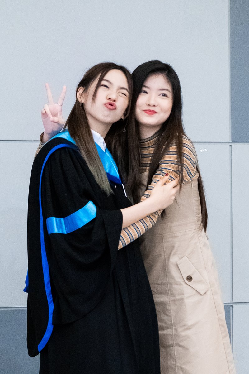 pocketsfanpage's tweet photo. ปัญและลูกสาวของเค้า🦈🐥💕
#PUNsGraduation
#ViewPocket #ViewFinder #ViewBNK48 #PunBNK48 https://t.co/DZY3YPiExJ