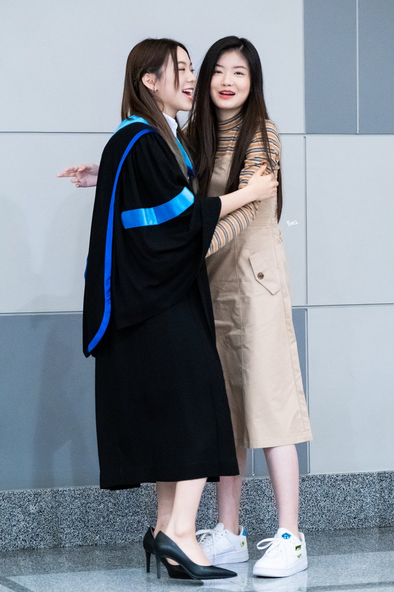 pocketsfanpage's tweet photo. ปัญและลูกสาวของเค้า🦈🐥💕
#PUNsGraduation
#ViewPocket #ViewFinder #ViewBNK48 #PunBNK48 https://t.co/DZY3YPiExJ