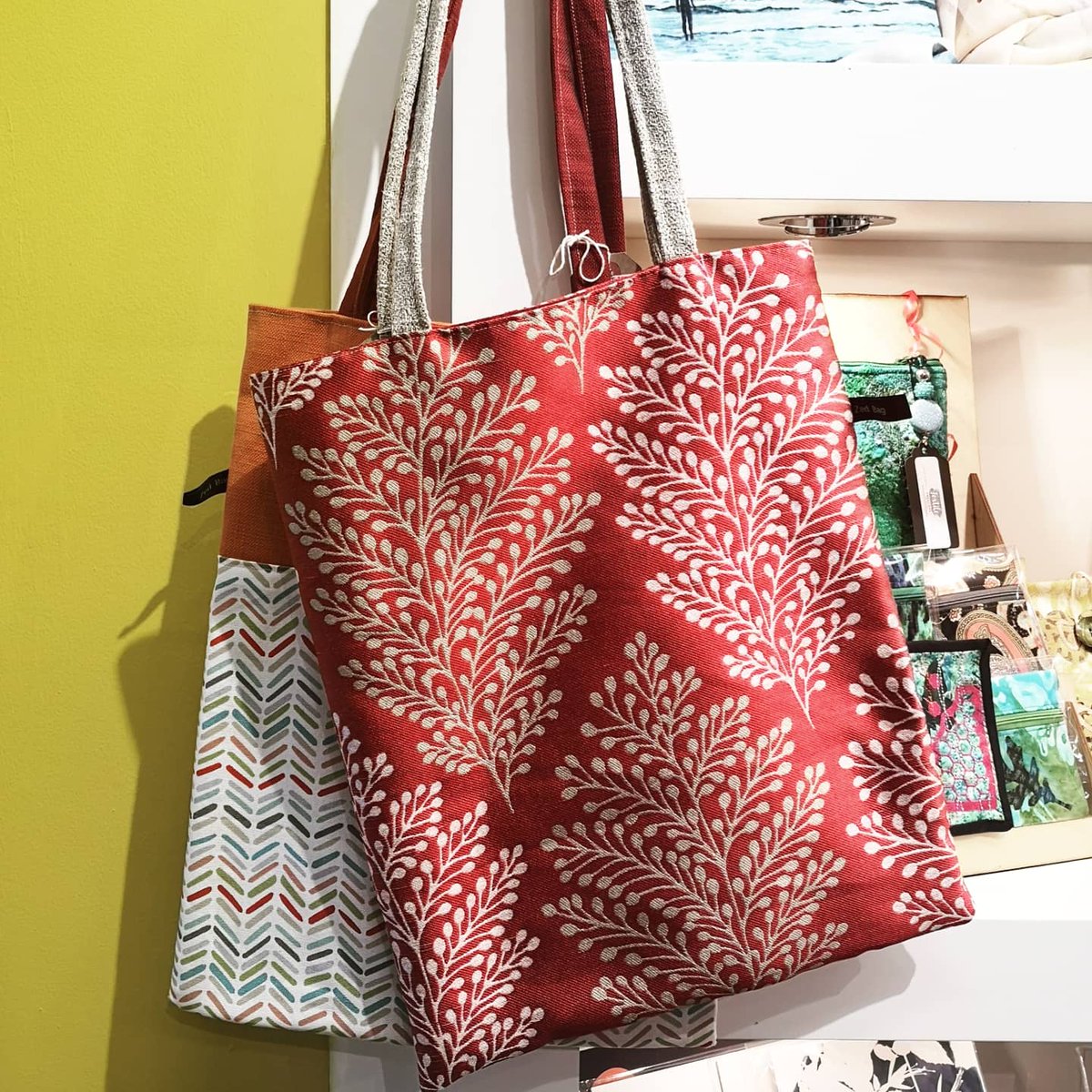 AtkinsonThe's tweet photo. These gorgeous totes from Zed Bags are available in a variety of fabrics and patterns. A lovely present on their own, or used as a gift bag for Christmas goodies! π Visit our shop Mon-Sat 11am-4pm. #Christmas #shoplocal #TheAtkinson #southport https://t.co/J6yolfrEEt