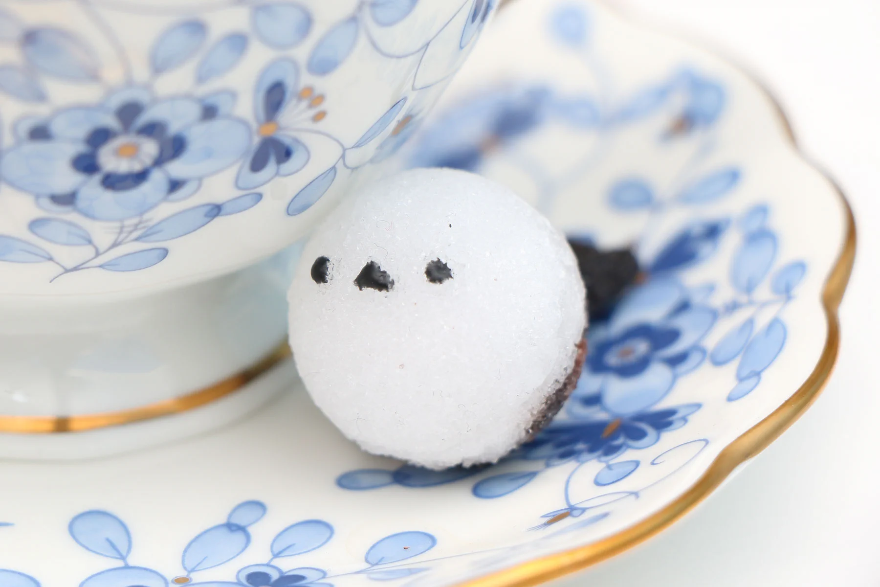 1羽でも、並んでもかわいいシマエナガがお砂糖に。