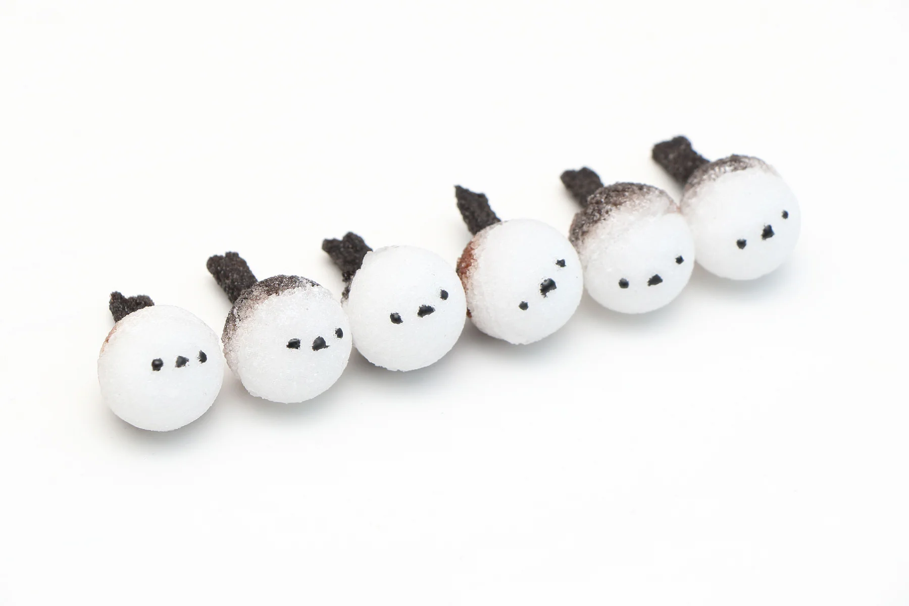 1羽でも、並んでもかわいいシマエナガがお砂糖に。