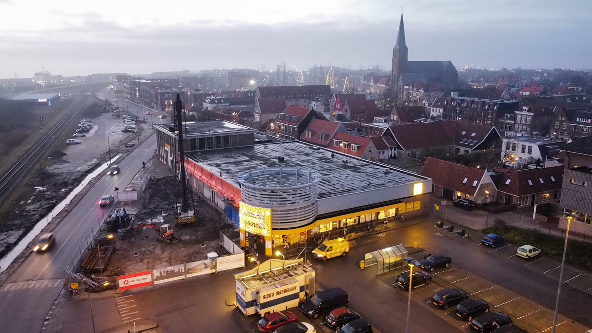 In gem_Harlingen bouwen mijn <a href="/VanWijnenGroep/">Van Wijnen</a> collega's aan de uitbreiding van de <a href="/JumboSupermarkt/">Jumbo Supermarkten</a>! De parkeerplaats is al uitgebreid en gisteren begon het boorwerk dat voor kerst nog klaar is. In april 2021 wordt de uitbreiding opgeleverd.