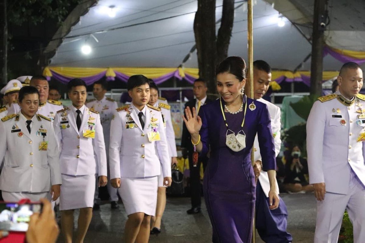 Wanthong2021's tweet photo. มอบความสุขให้ก่อนเข้านอนคะ 💜
ภาพ พระราชินีทรงเยี่ยมหน่วยแพทย์และประชาชนที่มารอรับเสด็จ 🙏🏼✨

#ทรงพระเจริญ https://t.co/xW3BpLW4YT
