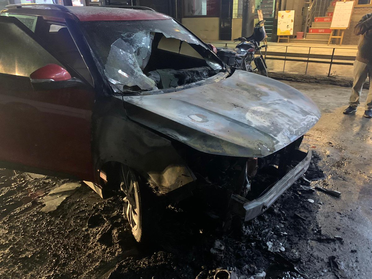 chetan5chawla's tweet photo. @anandmahindra @MahindraXUV300 
@MahindraRise 
@KonceptMahindra 
Dear sir, 
Kindly let us know the fault in the car.
Xuv300 reg no. HR26ED3395 just got serviced today and picked my vehicle from workshop and this happened. https://t.co/iFxX54OTpD