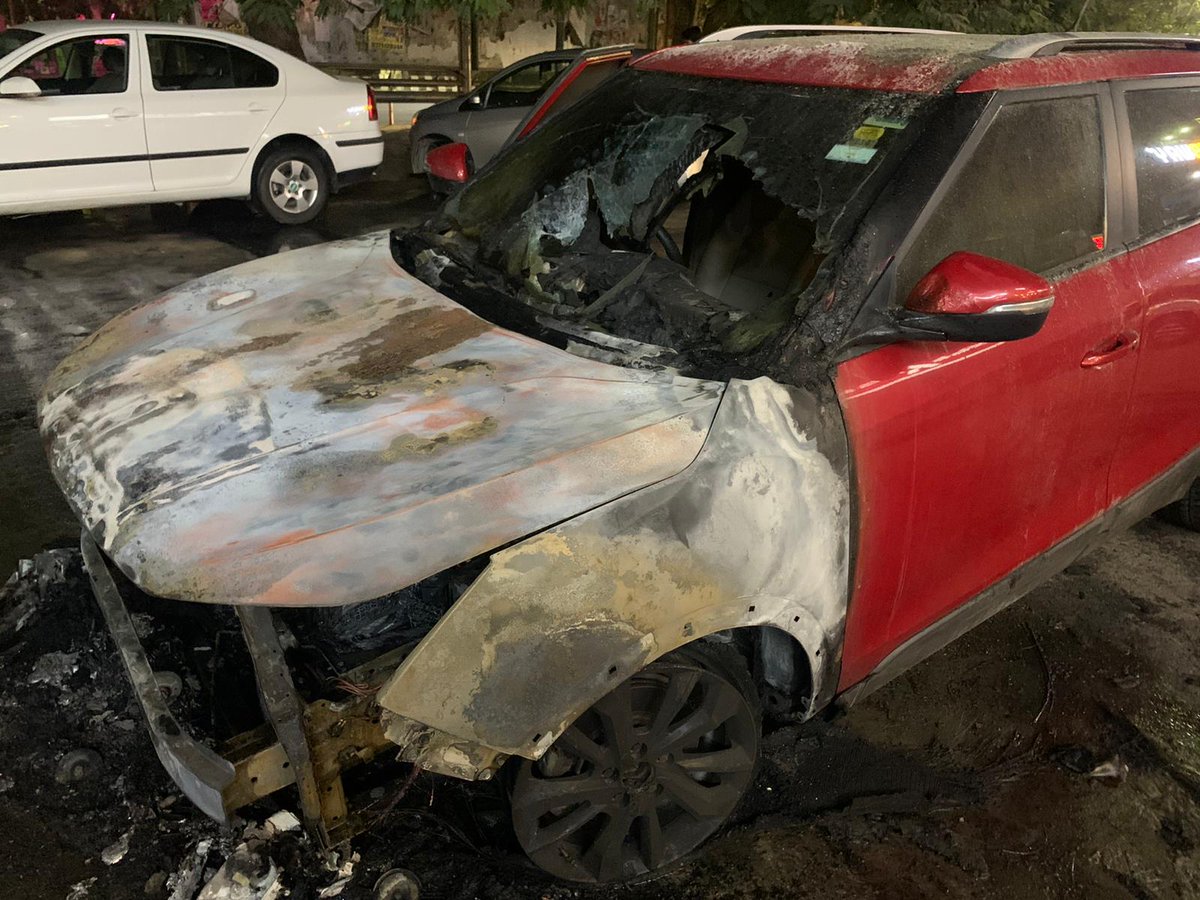 chetan5chawla's tweet photo. @anandmahindra @MahindraXUV300 
@MahindraRise 
@KonceptMahindra 
Dear sir, 
Kindly let us know the fault in the car.
Xuv300 reg no. HR26ED3395 just got serviced today and picked my vehicle from workshop and this happened. https://t.co/iFxX54OTpD