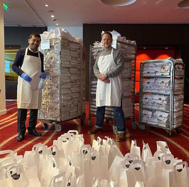 LocaleSouthbank's tweet photo. Being closed is no excuse not to work.  Today I joined the incredible @ibrahimdogus to help produce 2000 meals for local food banks and the homeless.  Thank you Ibrahim &amp; @parkplazawestminster for pulling it together!  Sad to be closed but so proud of our industry. #charity https://t.co/1rTox4DMWP